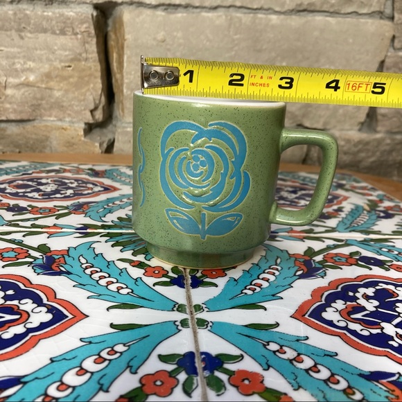 Green mug with blue flower outlines, and fancy swirl motifs - Picture 10 of 10